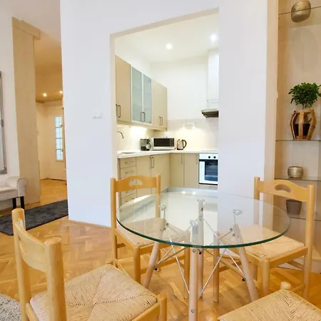 Апартаменты Standard By Hi5 - Madach Imre 1 *